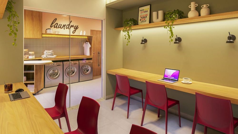Espaço clean and connect com lavanderia e mesas de trabalho